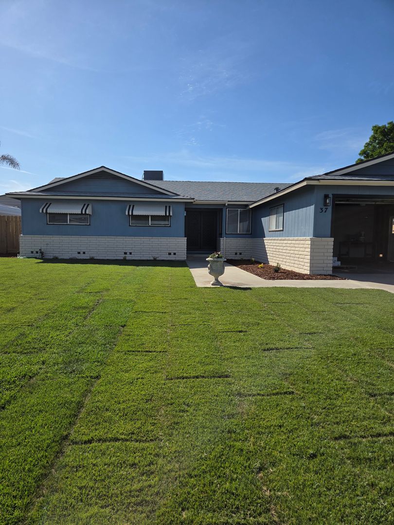 Lemoore House: 37 Olive St