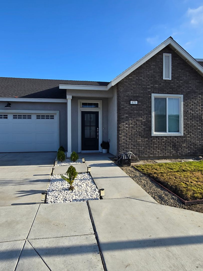 Lemoore House: 470 University Dr.