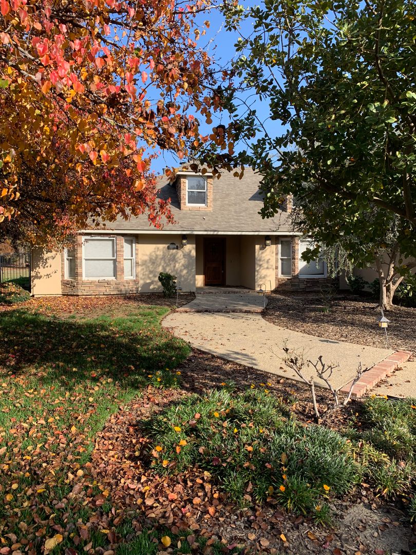 Lemoore House: 524 Philan Cir