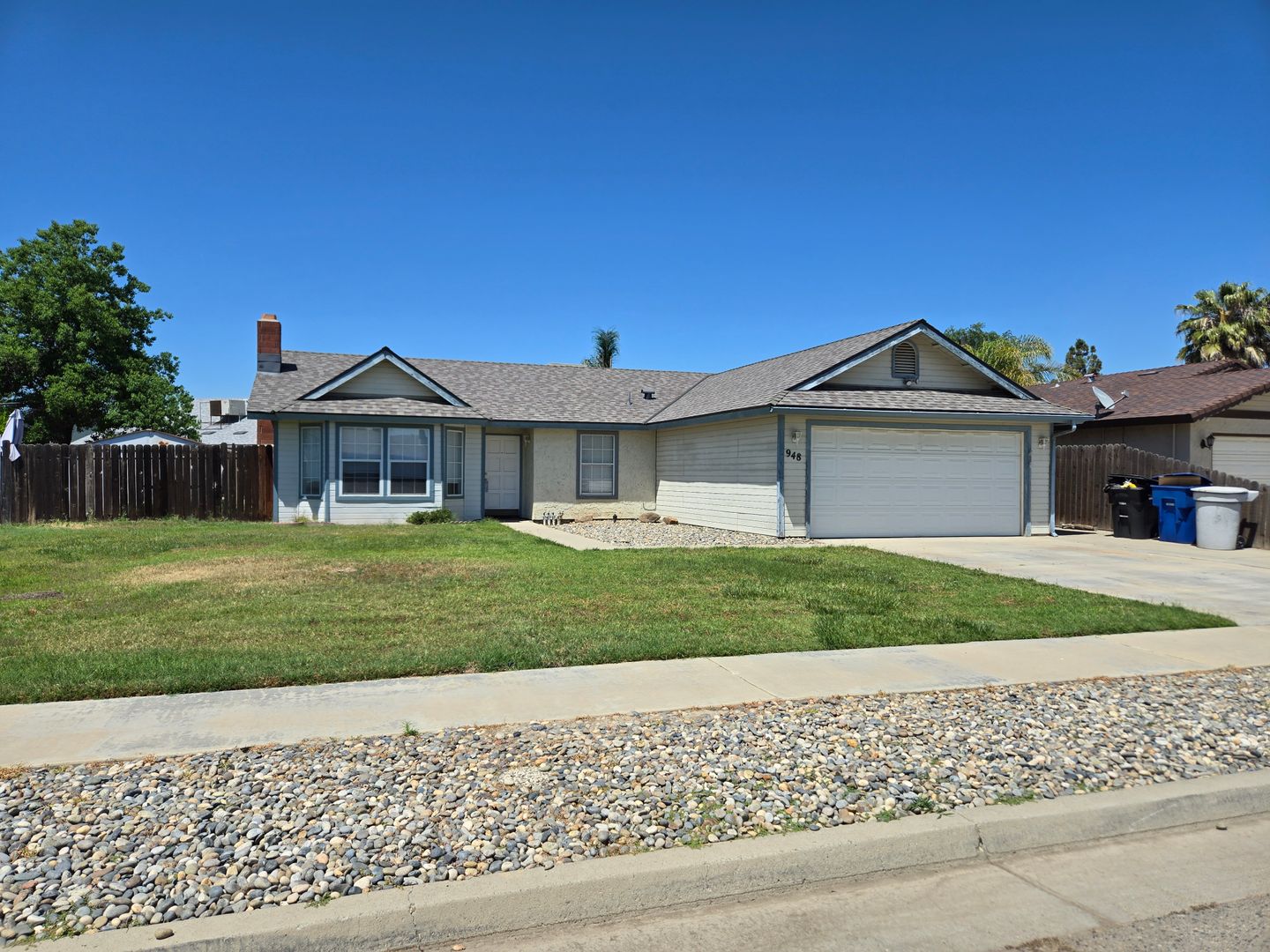 Lemoore House: 948 Rosewood Ln
