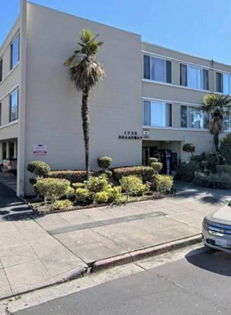 Redwood City Apartment: 1735 Broadway Street