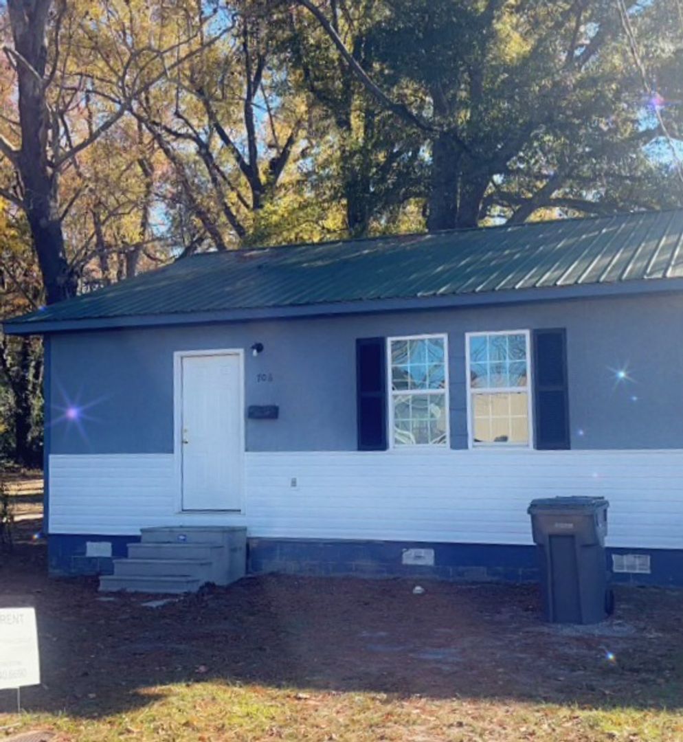Lumberton House: 706 Wren Street