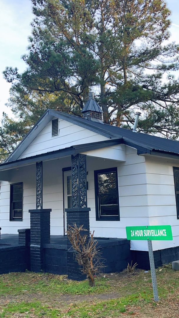 Laurinburg House: 327 Roosevelt Street