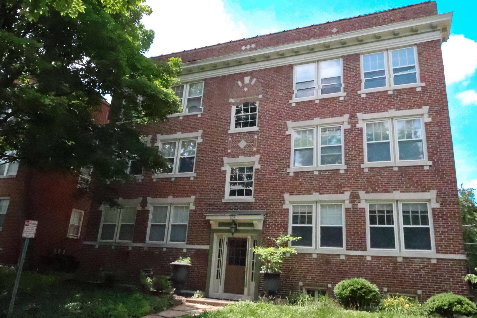 Saint Louis Apartment: 757 Syracuse Ave