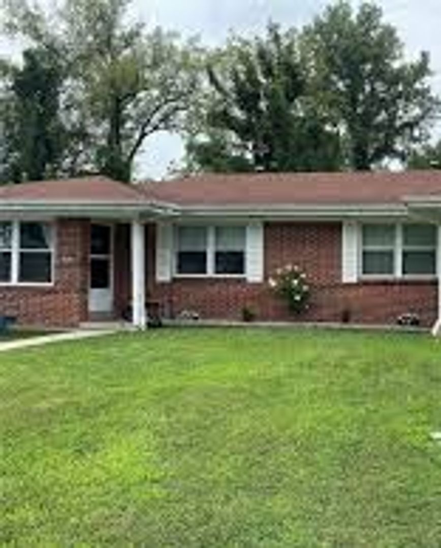 Saint Charles Apartment: 833-835 Cole Blvd