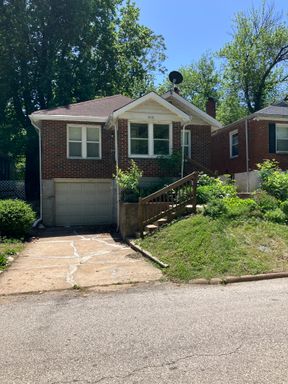 Charming 2-Bedroom Home with Garage & Spacious Backyard – photo 1