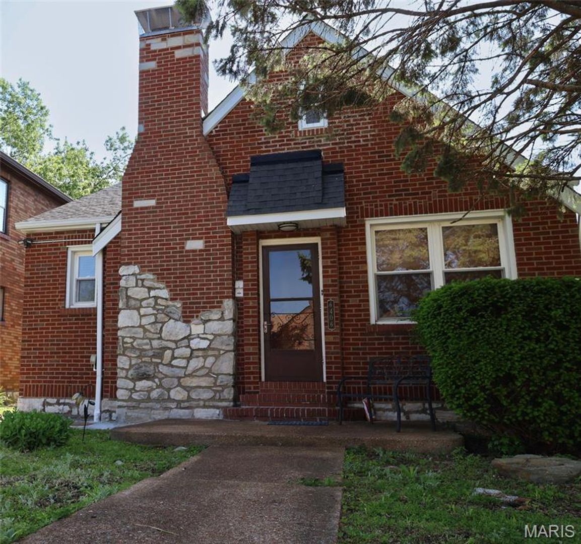 Saint Louis House: 6406 Woodbine Ct