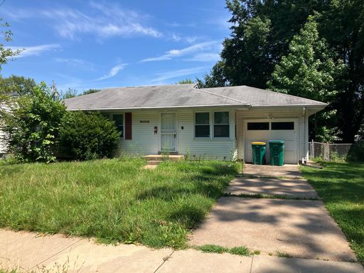 3 Bedroom Home with Spacious Backyard – photo 1