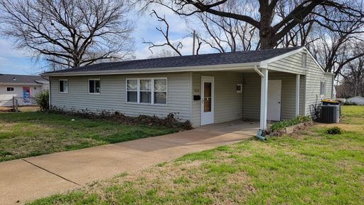 Spacious Home in Woodson Terrace – photo 1