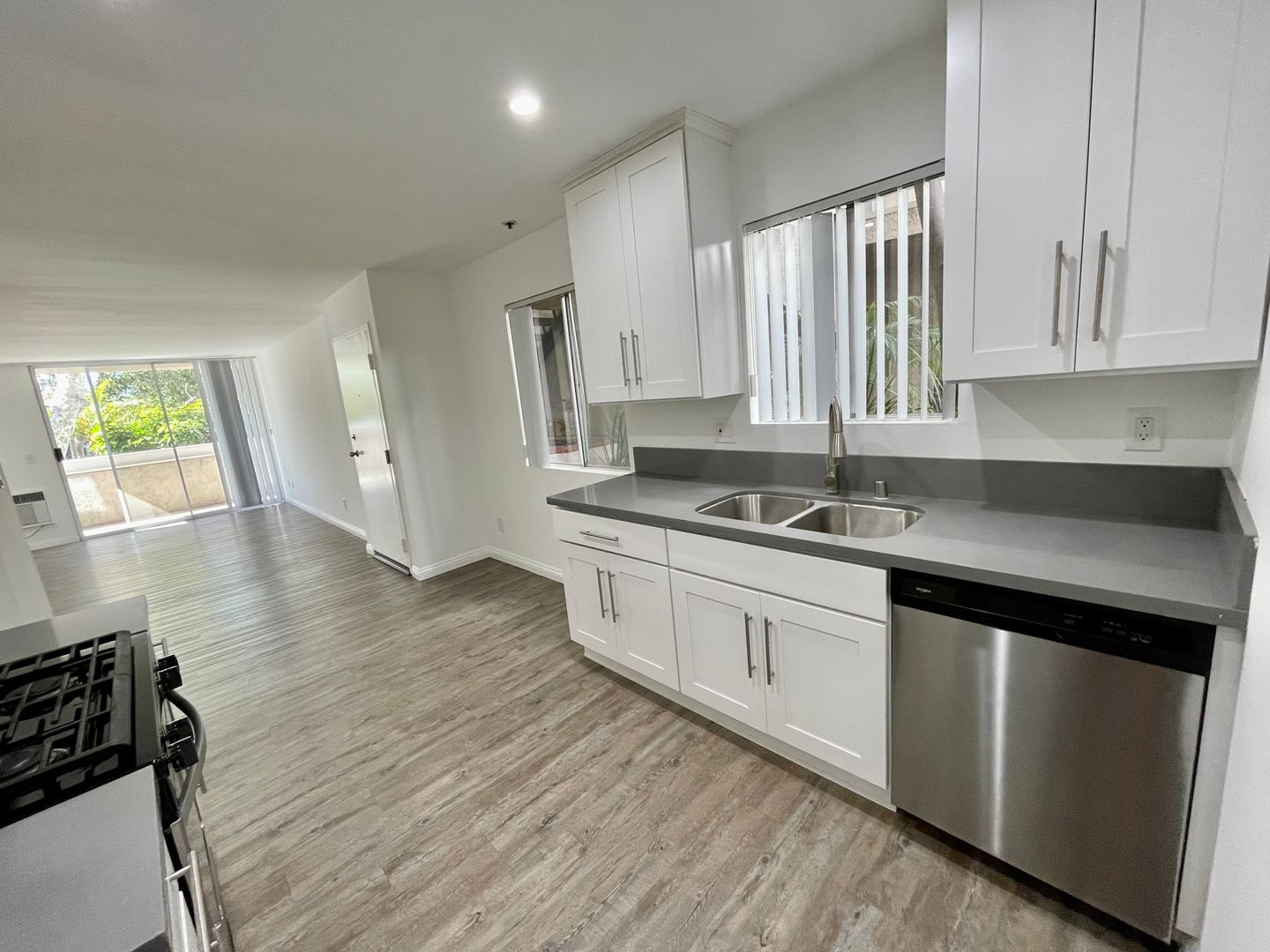 Los Angeles Apartment: 4424 South Centinela