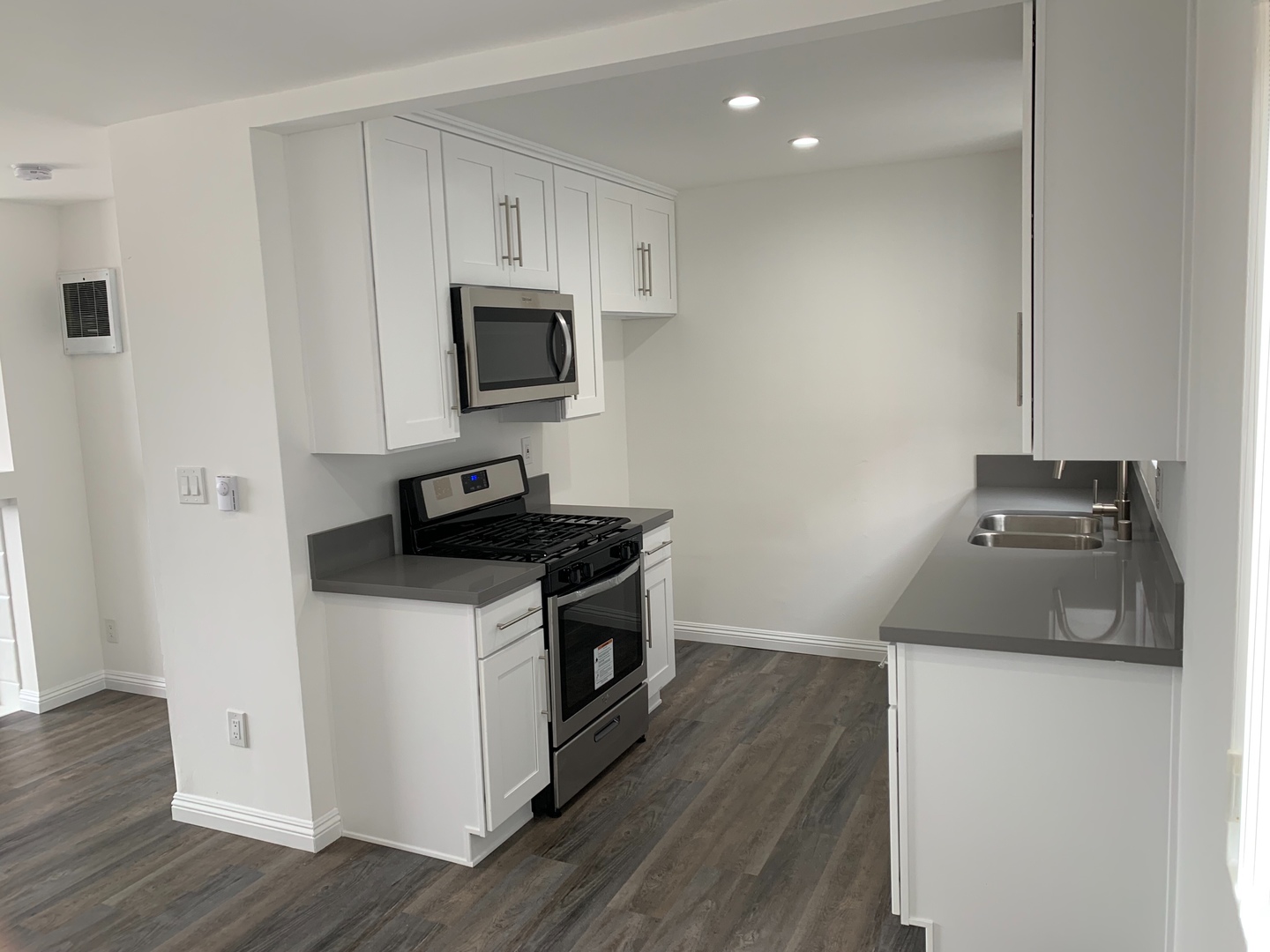 Los Angeles Apartment: 4424 South Centinela
