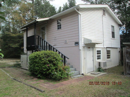 convenience & privacy in this downstairs apartment