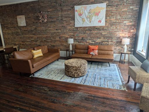 Cute Upstairs Down Town Apartment! – photo 1