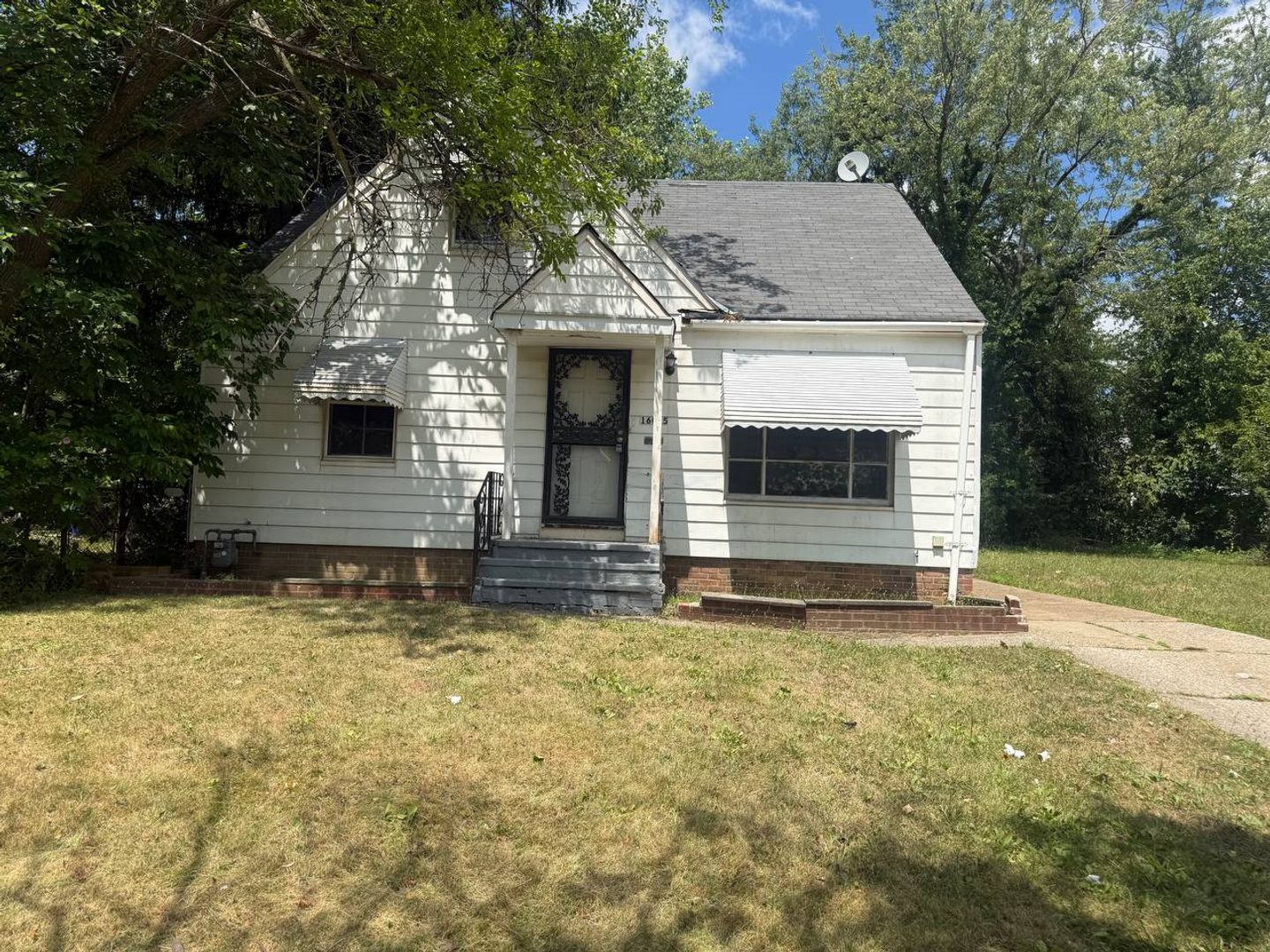 Cleveland House: 16015 S Lotus Drive
