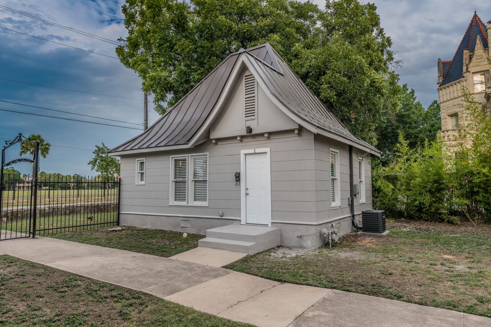 San Antonio Apartment: 930 E Grayson St