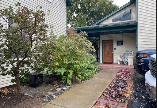 3 bed/2 bath with garage and climate controlled shop! Located in downtown Cashmere!