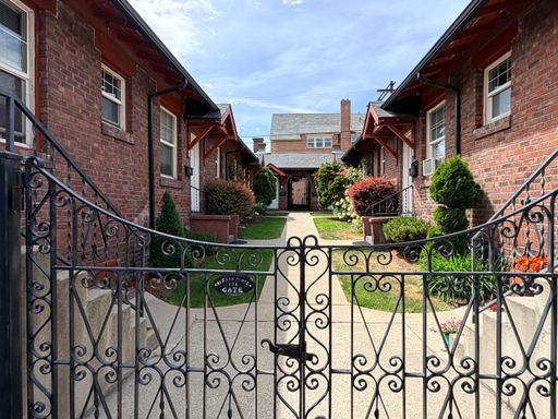 Spacious studio at Mission Court Apartments! Close to downtown and The Loop Trail, a/c, on-site laundry, off street parking!