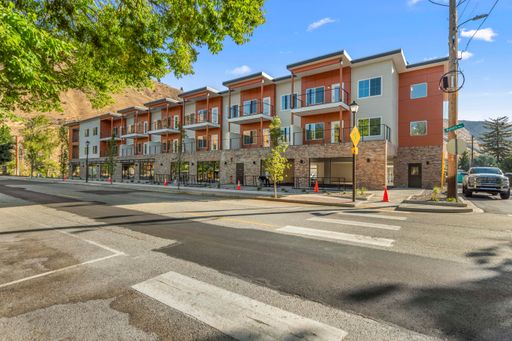 2 bed/2 bath Luxury Cashmere Riverview Apartments with fireplace, carport parking and private patio!