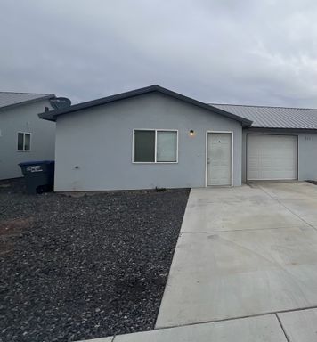 3 bed/2 bath duplex with garage and fenced back yard! Central heat/air. Located in Quincy!