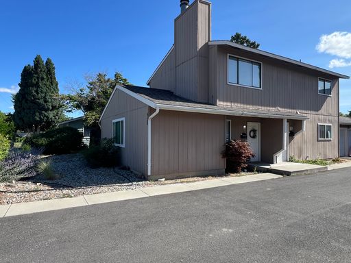 3 bedroom 2 bathroom Duplex! – photo 1