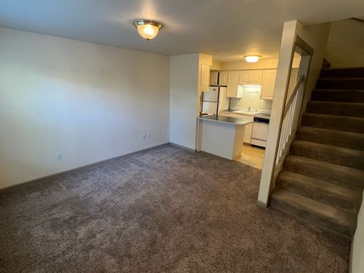 1 bed/1 bath townhouse apartment located in Cashmere! Carport, a/c, d/w & more!