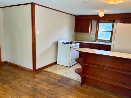 Charming 1 Bed 1 Bath Garage Apartment for Rent!