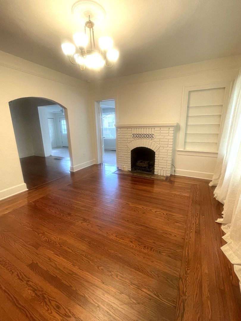 Jacksonville House: 3904 Hollingsworth Street