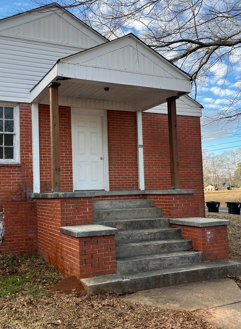 Sylacauga House: 301 S Main Avenue