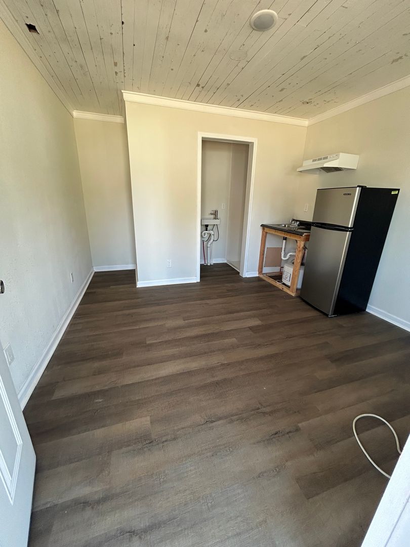 Sheffield Apartment: 2905 E 12th Ave