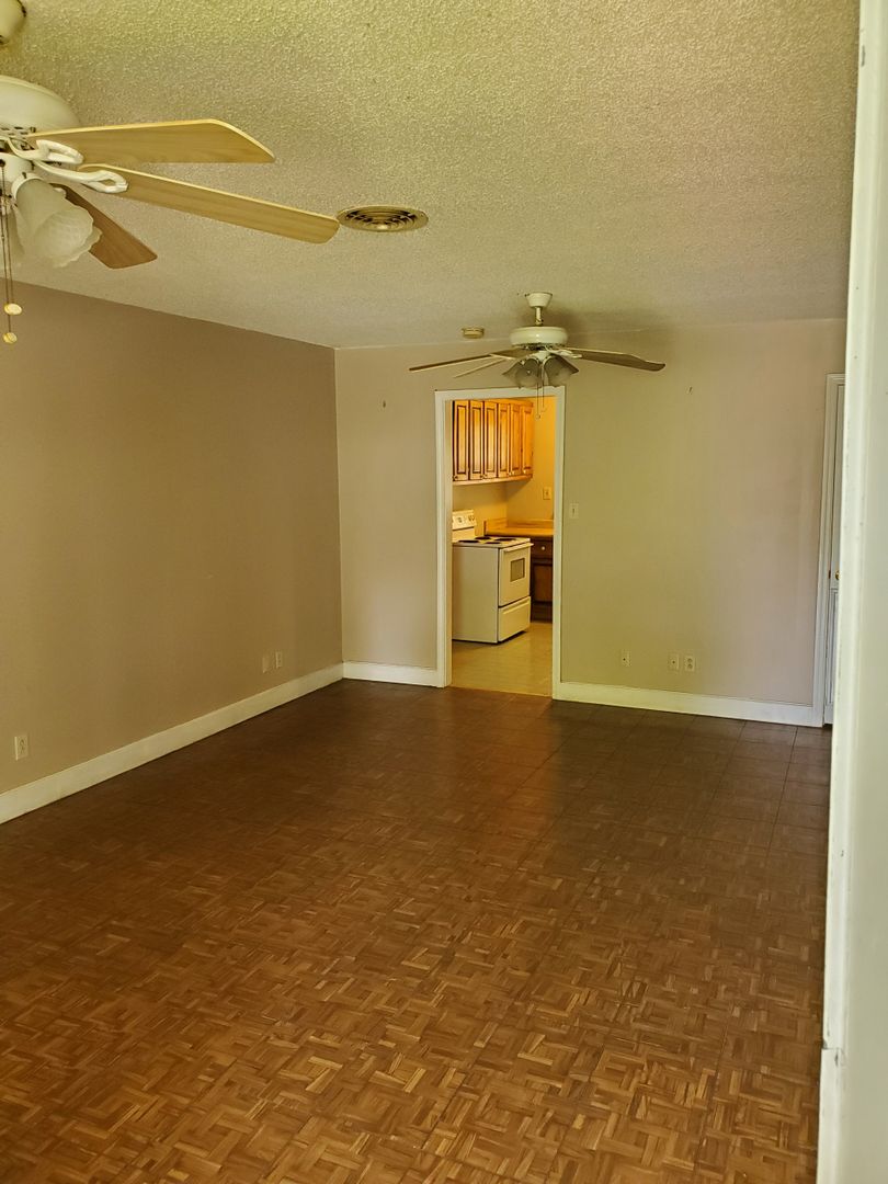 Tuscumbia Apartment: 204 E. 4th St.