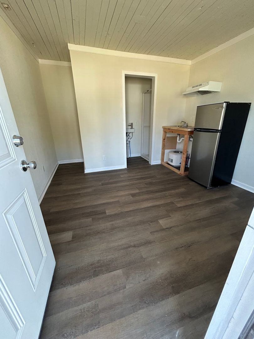 Sheffield Apartment: 2905 E 12th Ave