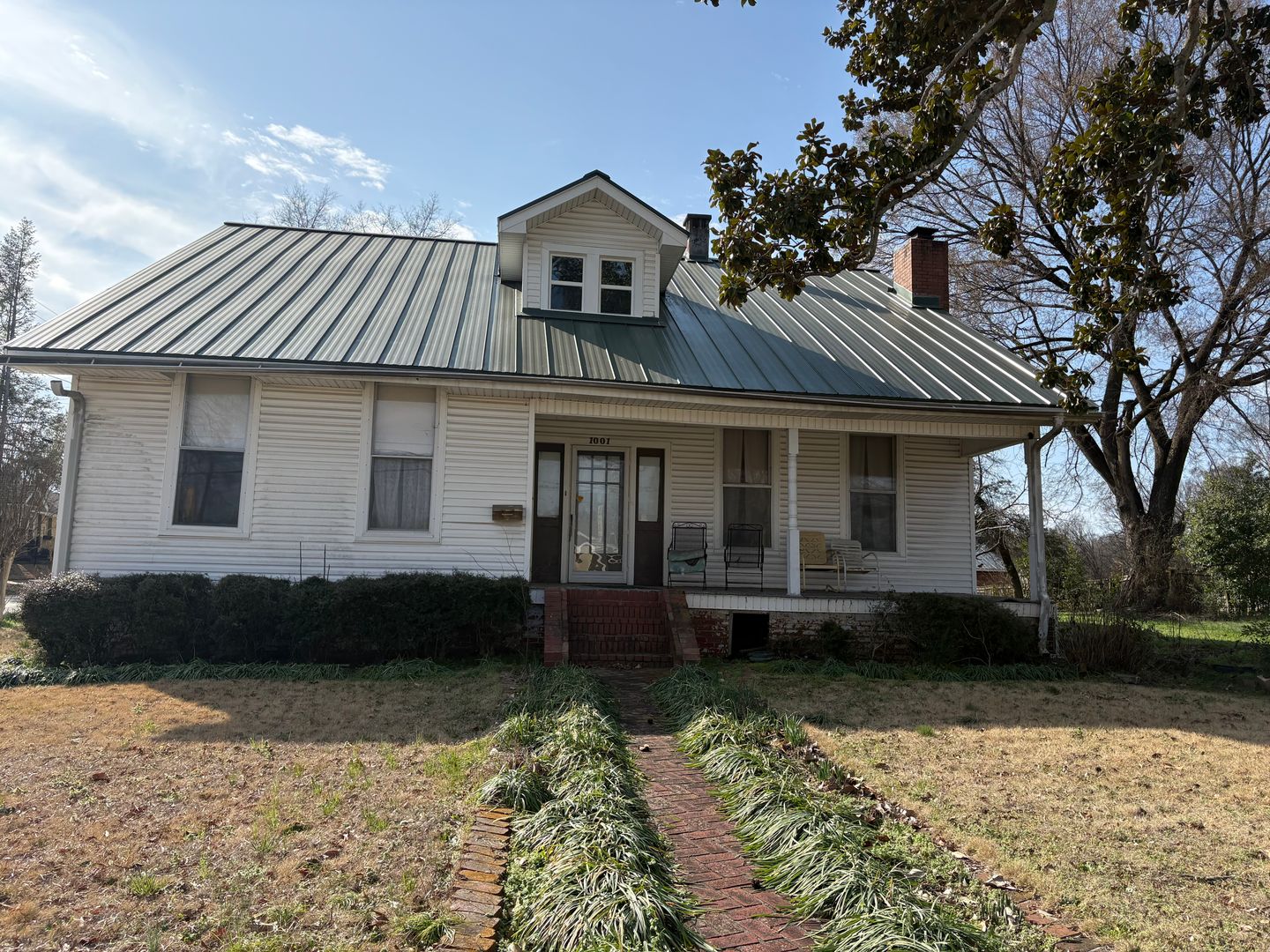 Florence Apartment: 102 W Lelia St