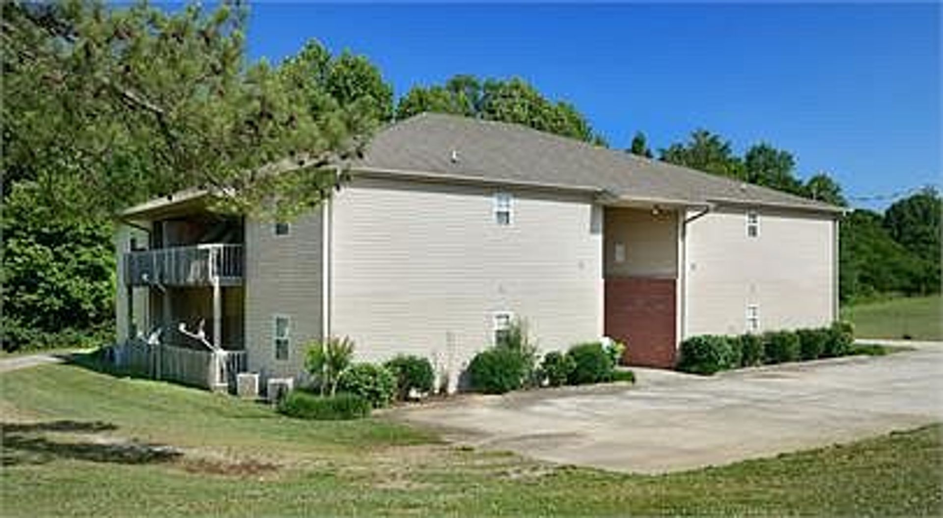 Killen Apartment: 121 Lannes West Drive