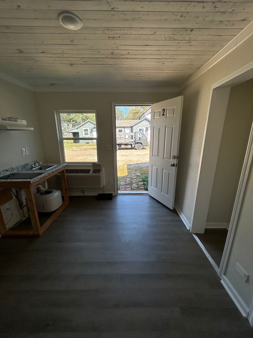 Sheffield Apartment: 2905 E 12th Ave