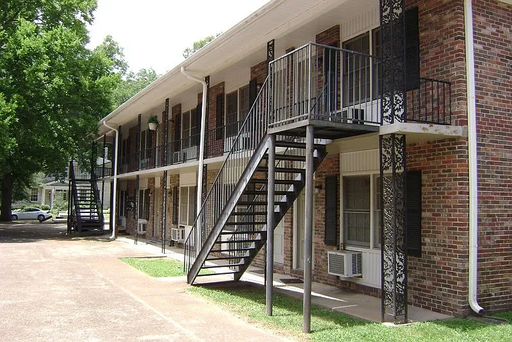 1 bed/1 bath apartment - One block from UNA