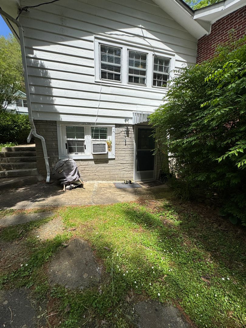 Boone Apartment: 535 Queen Street