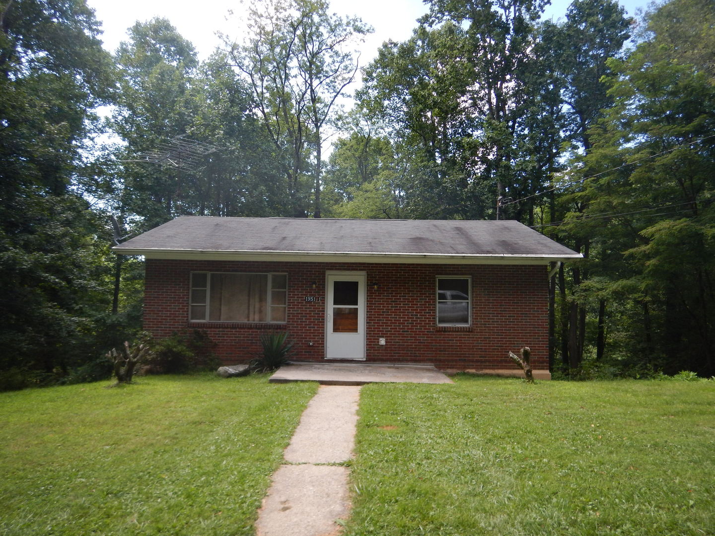 Boone Apartment: 1951 Howards Creek Road