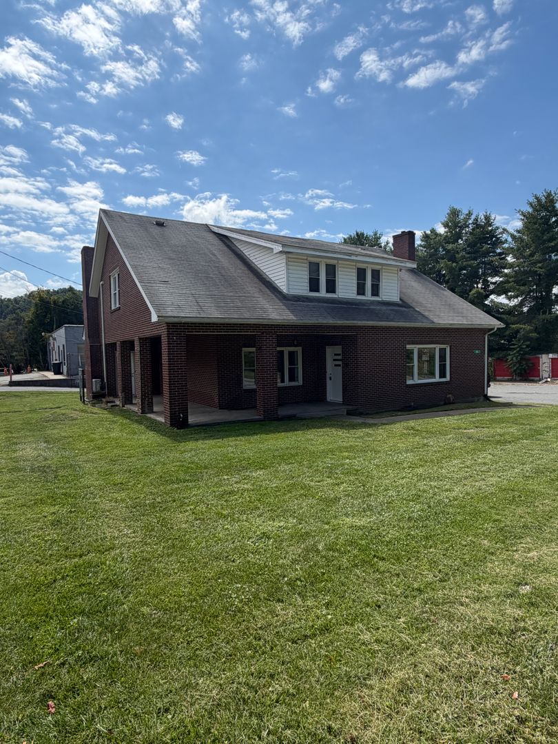 Boone House: 196 Perkinsville Drive