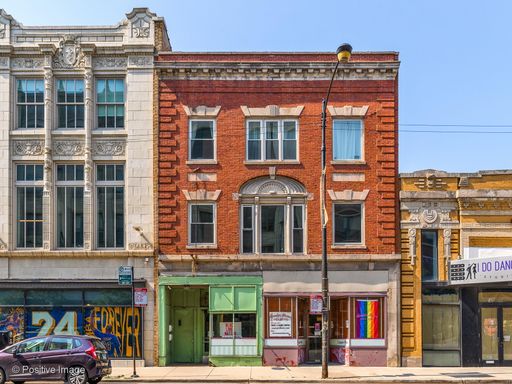 Updated 3 bedroom plus den in amazing West Town location – photo 1