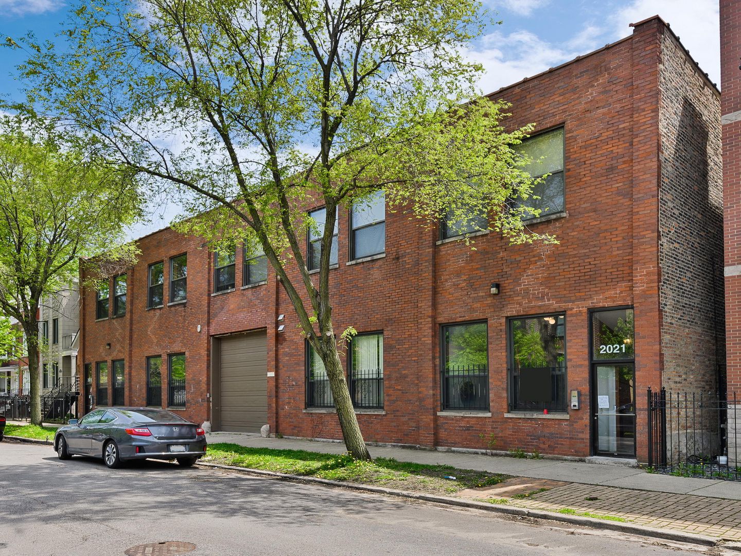 Chicago Apartment: 2015-21 W Race