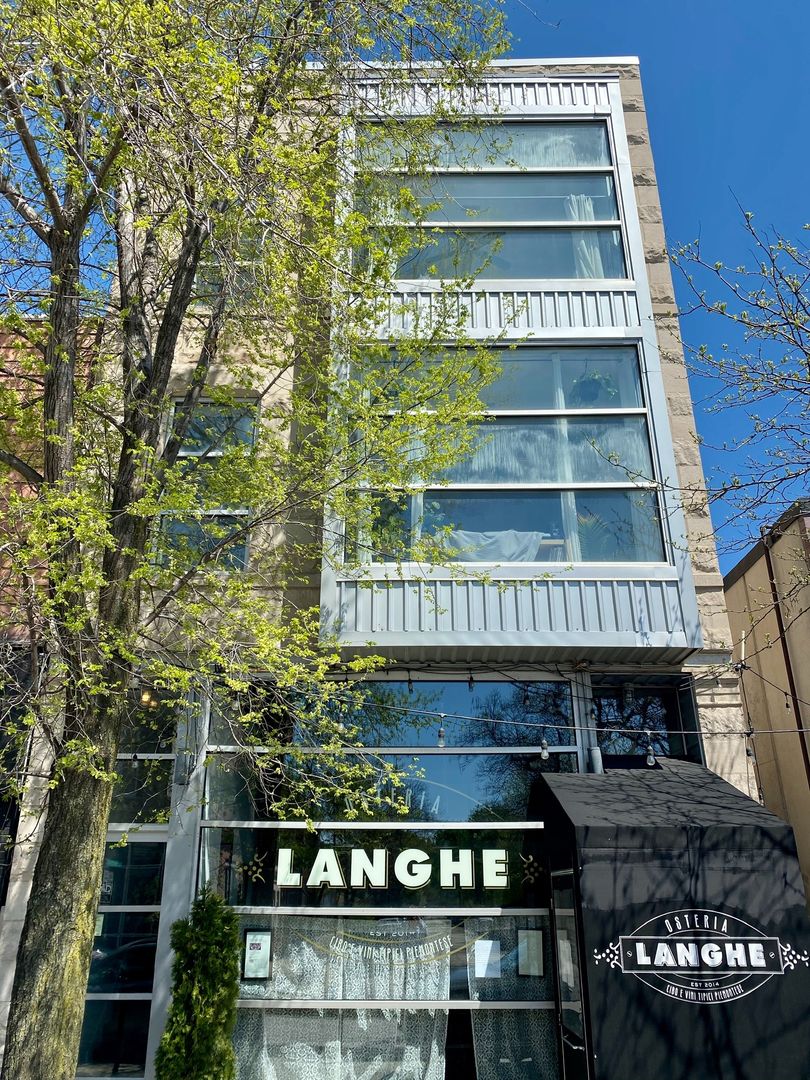 Chicago Apartment: 2824 W. Armitage Ave