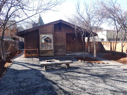 NW Bend 3x2 single-story hidden gem with huge fenced yard! – photo 1
