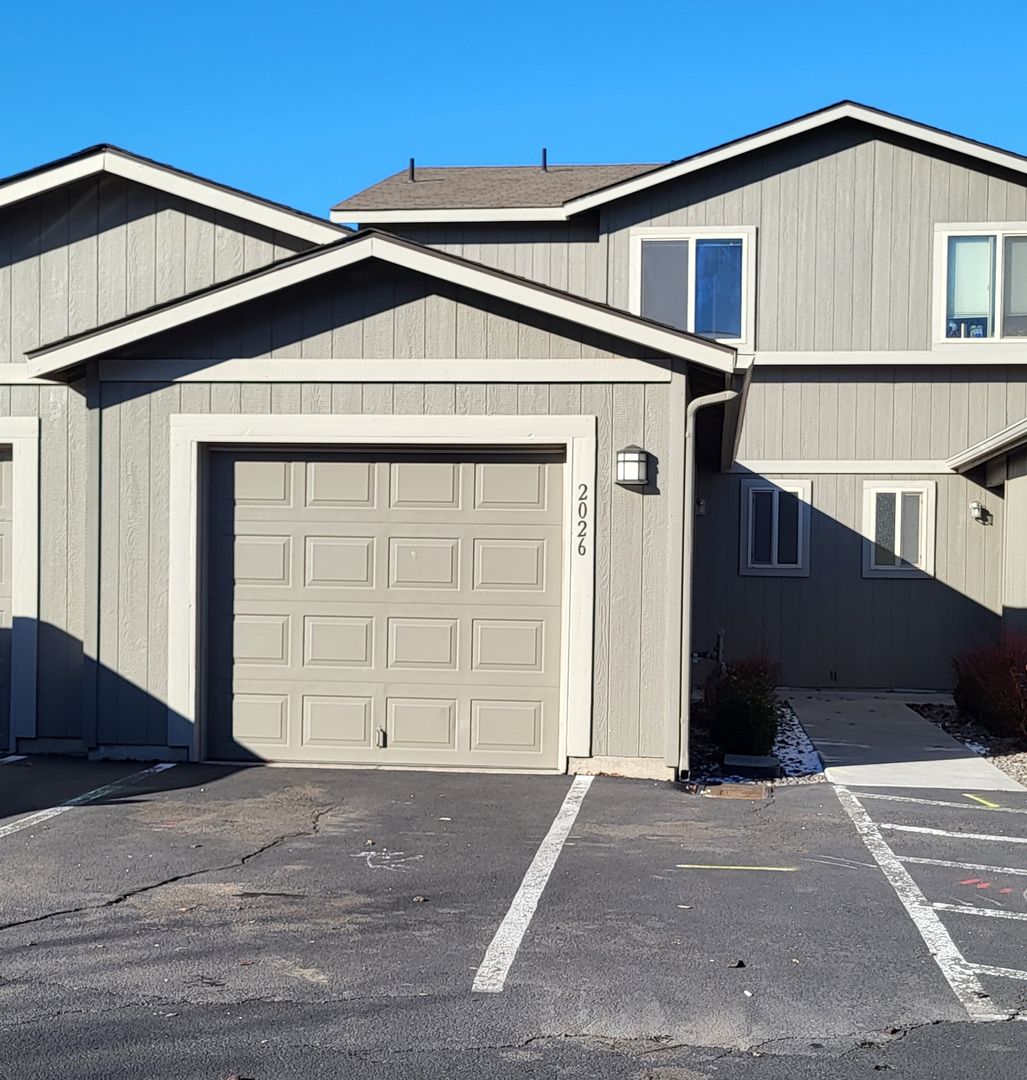 Redmond Townhome: 2012-2038 SW Salmon Ave