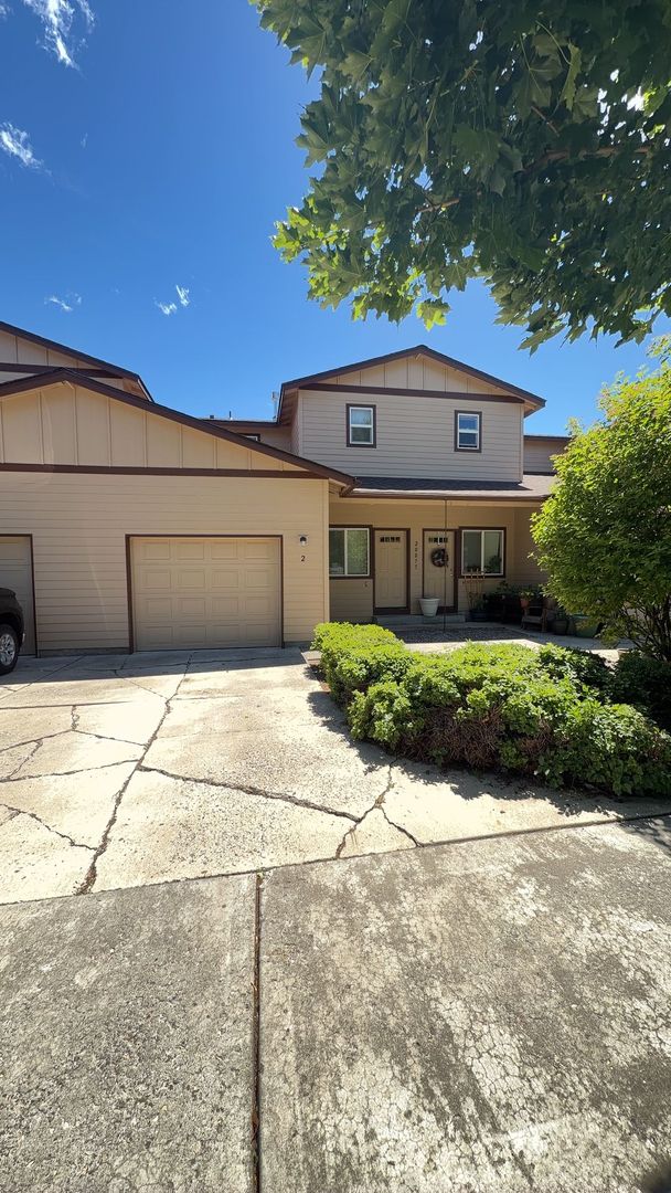 Bend Townhome: 20077 Beth Ave