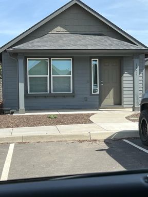 2 Bedroom / 1 Bathroom Cottage in SW Redmond OR – photo 1