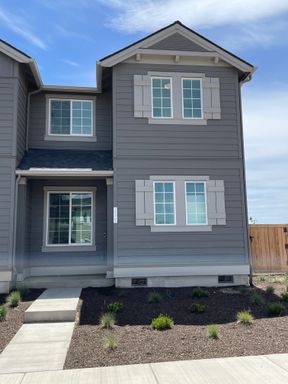 3 Bedroom / 2.5 Bathroom Townhome in NW Redmond – photo 1