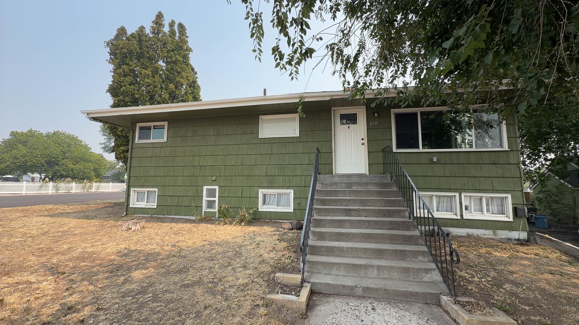 Prineville Apartment: 210 SE Court St.