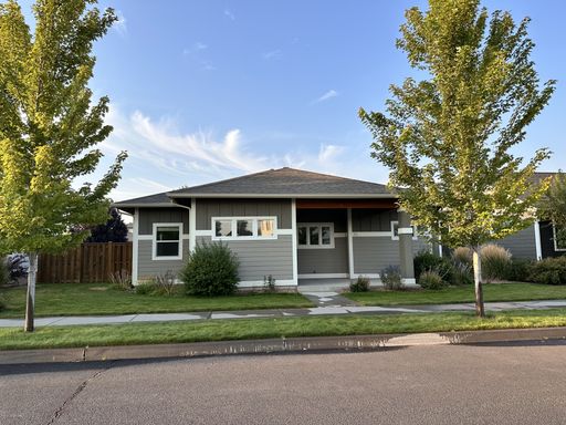 Newer 3 Bedroom / 2 Bathroom Home with Office Nook in Prineville Oregon – photo 1