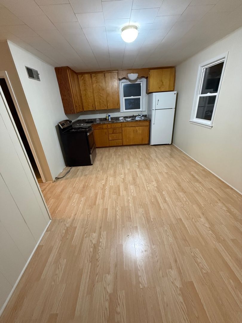 West Union Apartment: 106 Cherry St