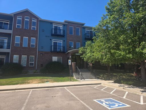 Spacious Condo in Gated Community | Close to light rail. – photo 1